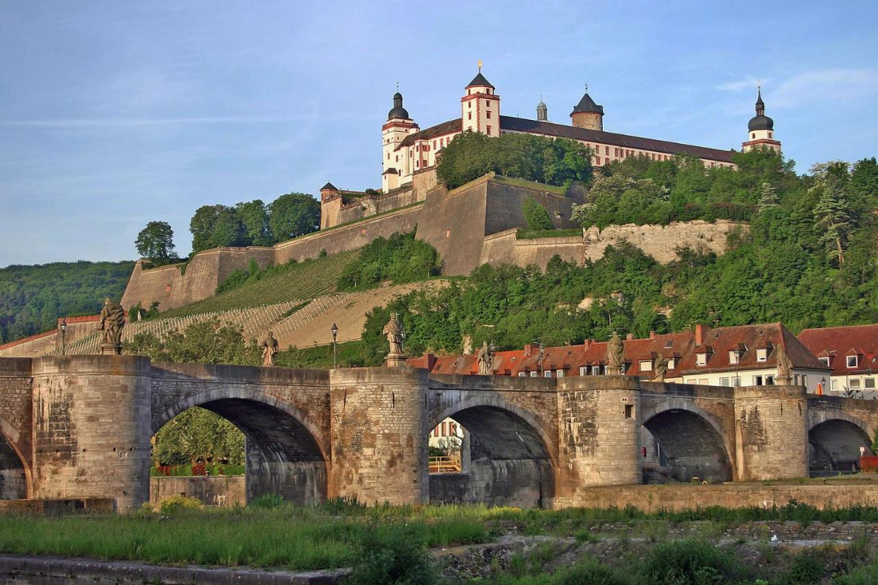 Privatzimmer Nahe Bahnhof Und City Würzburg Esterno foto